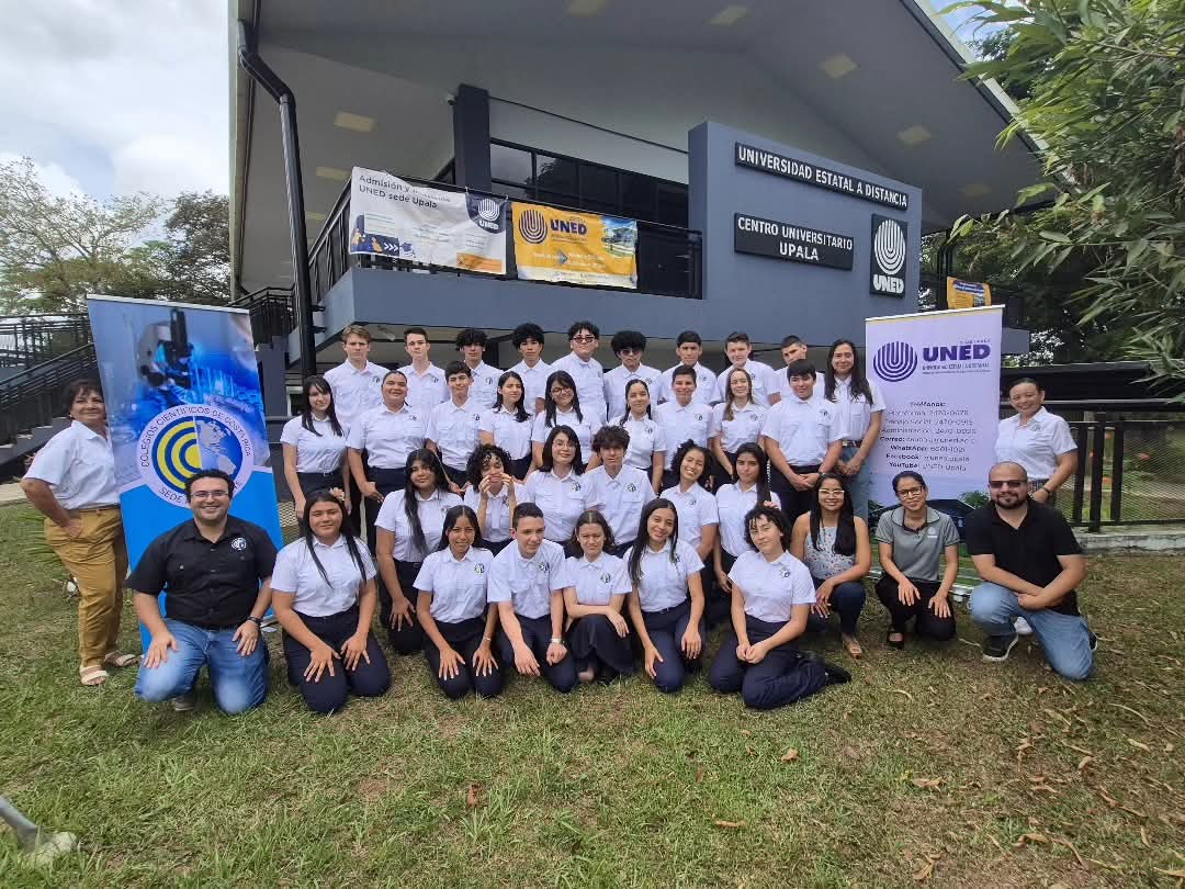 Comunidad estudiantil reunida en las instalaciones de la UNED